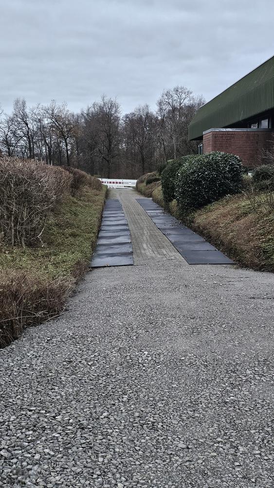 DM Verkehrstechnik - Fahrplatten-Verlegung Baustellenzufahrt